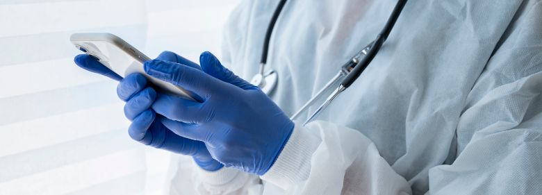 profissional da saúde utiliza aparelho eletrônico para verificar prontuário do paciente