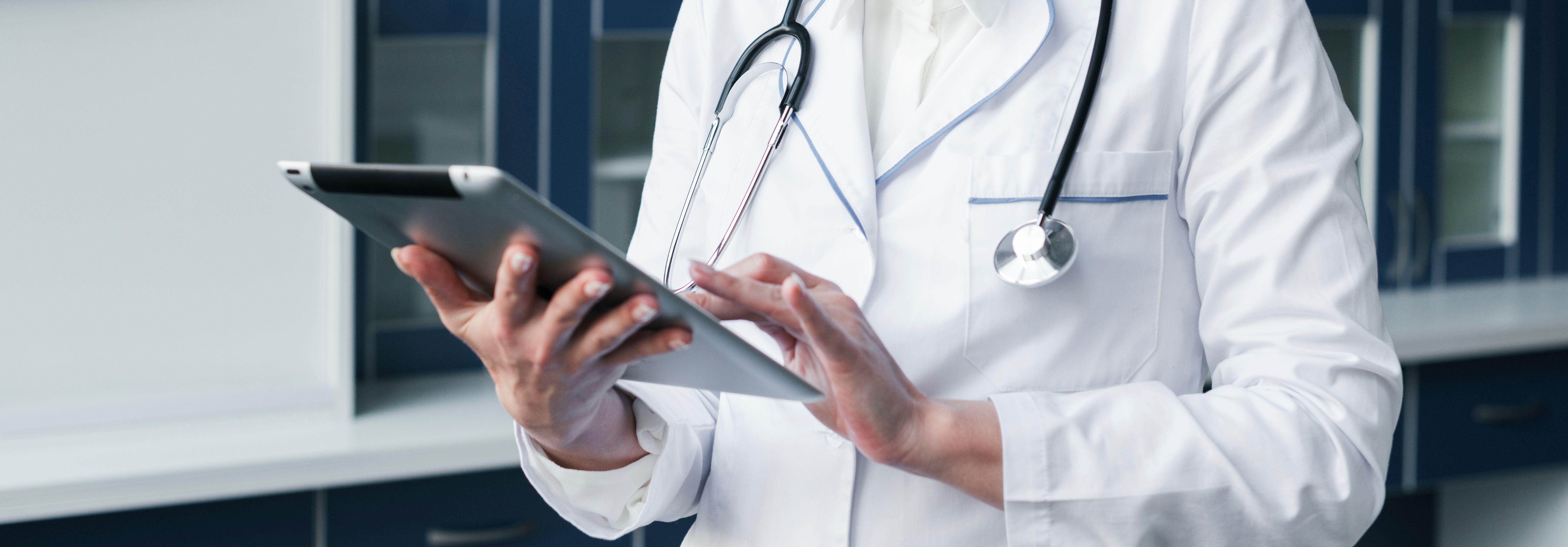 médico utiliza tablet para visualizar o prontuário eletrônico do paciente
